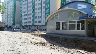 На перекрестке Ахунбаева-Бакаева часть кафе «Чак» стоит на тротуаре и мешает ремонту автодороги <i>(фото)</i>