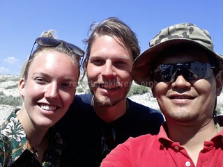 Молодожены из Голландии приехали на своем авто на Иссык-Куль проводить медовый месяц <i>(фото)</i>