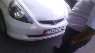 Сотрудники Патрульной милиции без видеорегистратора, поставив свою машину на узкой дороге, мешали движению машин, - читатель (фото)