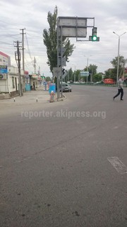 Дорожный знак «Пешеходный переход» на перекрестке Жибек жолу-Курманжан датка закрывается светофором, - читатель (фото)