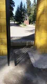 Читатель просит убрать бетонные плитки у главного входа в парк Каракола, которые создают неудобства для детских колясок (фото)