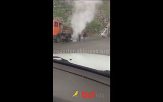 На перевале Тёо-Ашуу на мокрую поверхность укладывают асфальт - читатель (видео)