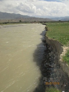 В Кочкорском районе возле села Кок-Жар река Жоон-Арык смывает дорогу <i>(фото)</i> В Кочкорском районе возле села Кок-Жар река Жоон-Арык смывает дорогу <i>(фото)</i>