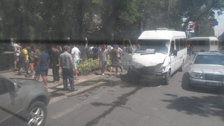 На перекрестке Киевская-Молодая Гвардия произошло ДТП с участием маршрутки <i>(фото)</i>