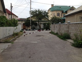 В переулке Каменный установили шлагбаум, законно ли это? - читатель (фото)