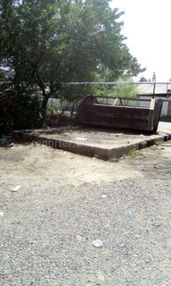 Из мусорных контейнеров на улице Кулатова выливается вонючая жидкость <i>(фото)</i>