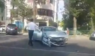 На проспекте Ч.Айтматова произошло ДТП <i>(видео)</i> На проспекте Ч.Айтматова произошло ДТП <i>(видео)</i>