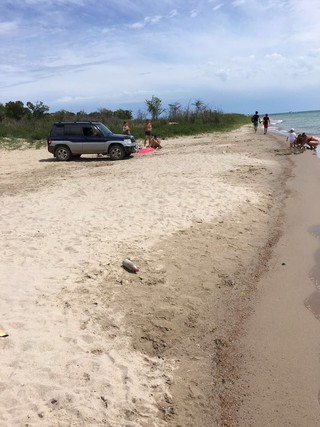 Госэкотехинспекция накажет руководство пансионатов на Иссык-Куле, впустивших на пляж автомобили