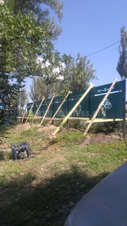 Вдоль ул.Васильевский тракт устанавливают заборы с национальным узором, улучшающие облик города, - читатель (фото)