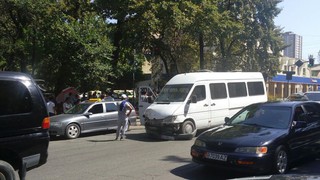 На перекрестке Токтогула-Турусбекова произошло ДТП с участием маршрутки <i>(фото)</i>