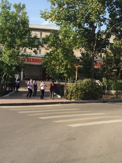 Бишкекчанин просит установить знак об ограничении скорости возле СШ № 64 в 8 мкр и отремонтировать «лежачий полицейский» (фото)