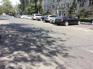 Лежачие полицейские возле Счетной палаты без предупреждающих дорожных знаков создают затруднения водителям, - читатель (фото)