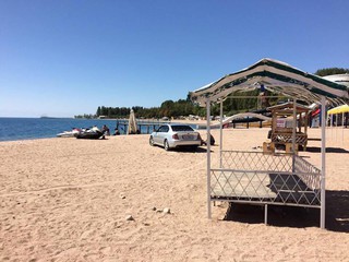 Почему соответствующие органы не следят, чтобы автомашины на заезжали на пляж озера Иссык-Куль? - читатель (фото)