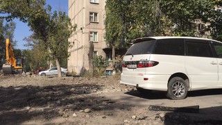 Дорожники ищут владельца машины «Тойота Эстима» с госномером B 1041 AJ, чтобы продолжить ремонтные работы на дороге, - читатель (фото)