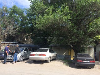 На каком безопасном расстоянии по закону должны находиться объекты облегченног типа от жилых, многоквартирных домов? - жители ул.П.Лумумбы (фото)