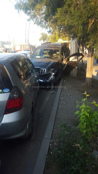 На Карла Маркса - Сухэ-Батора джип врезался в несколько машин <i>(фото)</i>