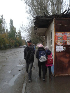 Киоск на ул.Мамбетова возле СШ №66 занял половину тротуара и мешает пешеходам, - бишкекчанка (фото)