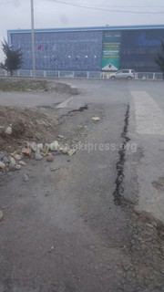 Тротуар на ул.Жайыл баатыра продавился в нескольких местах, - читатель <i>(фото)</i>