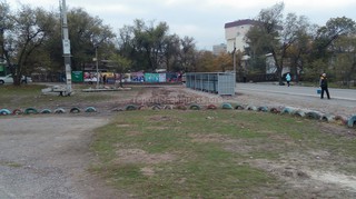 Читатель жалуется, что в 5 мкр мусорные контейнеры установили рядом со спортплощадкой, где играют дети <i>(фото)</i>