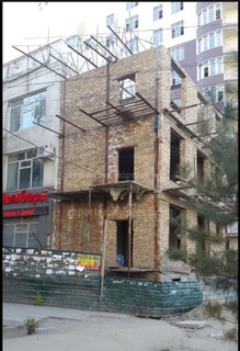 Законно ли пристроили сооружение к зданию в 7 мкр? - читатель (фото)