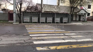 Мэрия исправит ситуацию с пешеходным переходом на ул.Юнусалиева, который упирается в мусорные баки