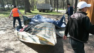 Мэрия Бишкека демонтировала незаконно установленные батуты на бульваре Эркиндик <i>(фото)</i>