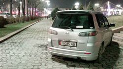 На пр.Манаса водитель «Мазды» заехал на тротуар, - читатель (фото)