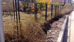В жилмассиве Кок-Жар тротуар загородили забором, при установлении нарушений будут приняты меры, - мэрия