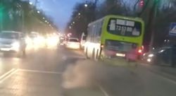 У автобуса №9 из выхлопной трубы идет густой дым. Автобус снят с линии, - мэрия