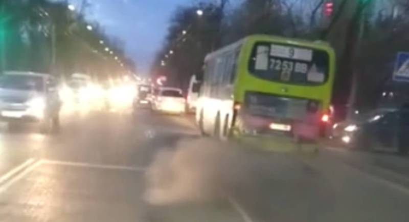 У автобуса №9 из выхлопной трубы идет густой дым. Автобус снят с линии, - мэрия