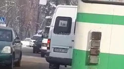 Маршрутка №195 выехала на встречную полосу на светофоре