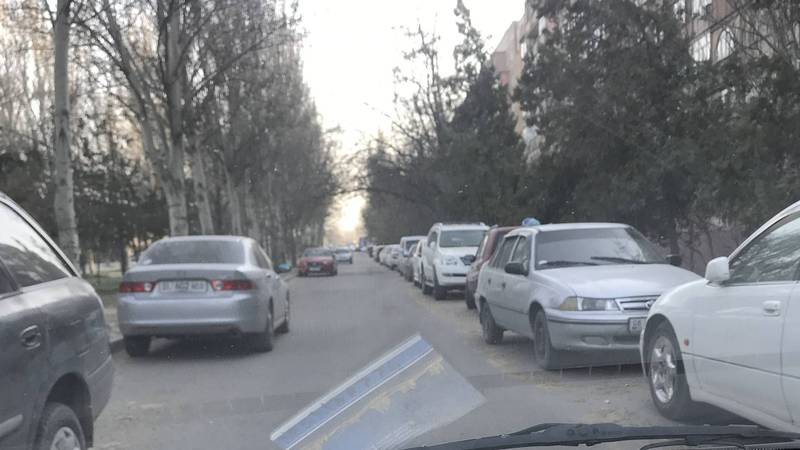 В Востоке-5 из-за парковки авто образуется затор и невозможно заехать во двор (фото)