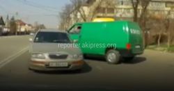 На ул.Токтоналиева водитель легковушки выехал на встречную полосу и, сдавая назад, врезался в бус <i>(видео)</i>