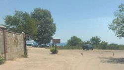 Отдыхающий интересуется, законно ли берут оплату за въезд на городской пляж в Чолпон-Ате?