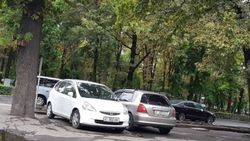 На бульваре Эркиндик водители паркуются на пешеходных переходах и тротуарах (фото) На бульваре Эркиндик водители паркуются на пешеходных переходах и тротуарах (фото)