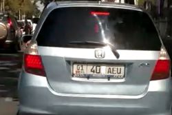 Водитель «Хонды Фит» заклеил одну цифру госномера от камер «Безопасного города» <i>(видео)</i> Водитель «Хонды Фит» заклеил одну цифру госномера от камер «Безопасного города» <i>(видео)</i>