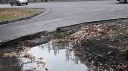 Сотрудники «Бишкекзеленхоза» устранили затоп тротуара в 3 мкр