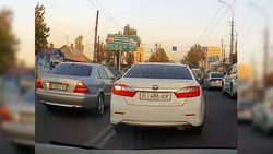 На Ахунбаева «Мерседес» с подложным госномером едет по встречной полосе