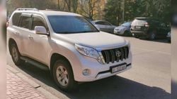 Полностью тонированная «Тойота» с госномером 513 ABD возле дома правительства