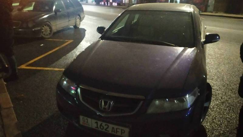 На Манаса-Московской «Хонду» припарковали на остановке. Фото