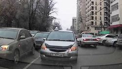 На Исанова водитель «Хонды» выехал на встречную полосу и заблокировал путь. По Carcheck за ней числятся штрафы на 20 тыс. сомов <i>(видео)</i>