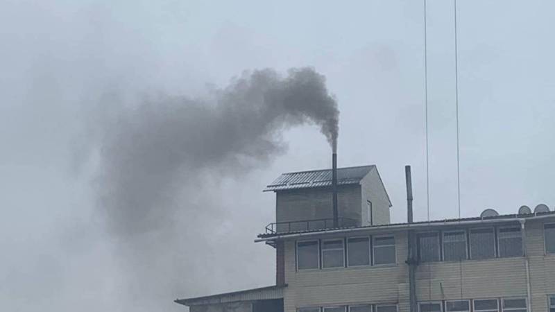 Бишкекчанин просит проверить, чем топят баню в центре Бишкека. Видео, фото