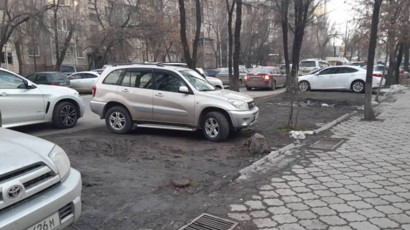 На ул.Гоголя машины паркуют на газон, от газона ничего не осталось, - бишкекчанин