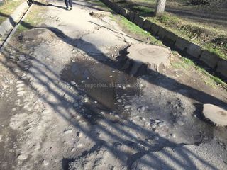 Бишкекчанин просит отремонтировать тротуар на участке ул.Московской (фото)