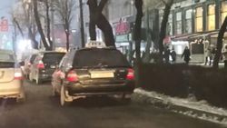 На проспекте Чуй припаркованные машины мешают движению общественного транспорта. Видео