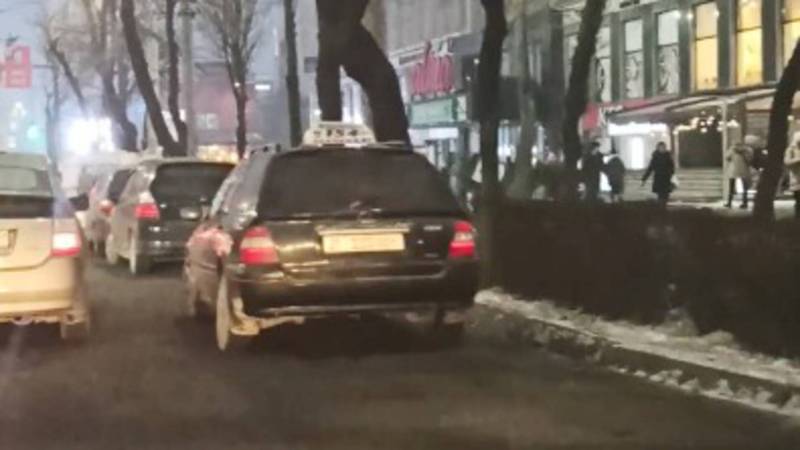 На проспекте Чуй припаркованные машины мешают движению общественного транспорта. Видео