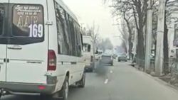 На Абдрахманова-Токтогула сильно дымит «Спринтер». Видео
