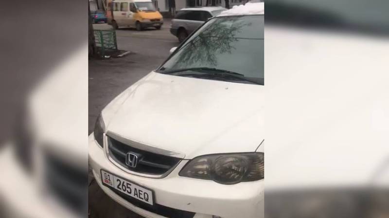 Возле Октябрьской райадминистрации водитель оставил авто на тротуаре. По Carcheck за машиной числятся 6 штрафов. Видео