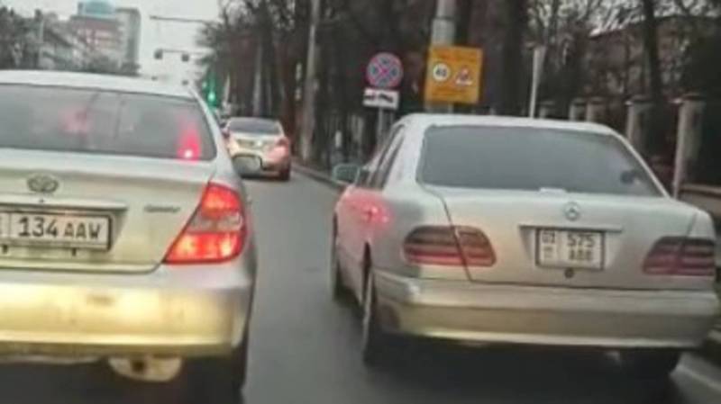 На Манаса-Ахунбаева машины паркуются на обочине дороги. Видео