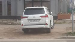 На Медерова-Абая водитель «Лексуса» припарковался, закрывая дорогу к «зебре». По Carcheck за автомашиной числятся штрафы на 16,5 тыс. сомов. Фото